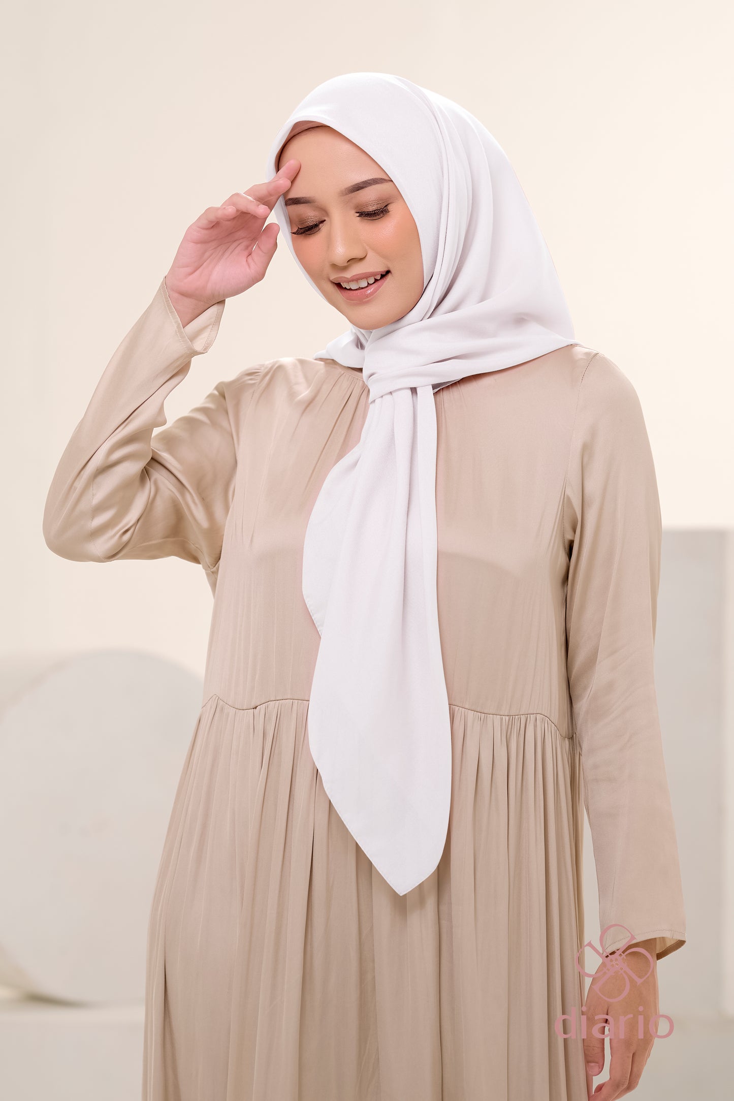 Diario - Kerudung Segi Empat Ultrafine Plain Scarf White Series